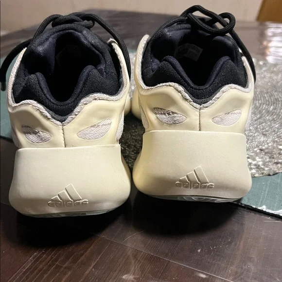 Adidas YEEZY 700 V3 Azael Black Mens Size 8 /Womens size 9 FW4980 - Picture 6 of 16